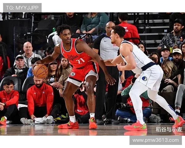 快船与勇士激战正酣 两队新星表现亮眼助力球队胜负悬念重重 快船与勇士激战正酣 两队新星表现亮眼助力球队胜负悬念重重